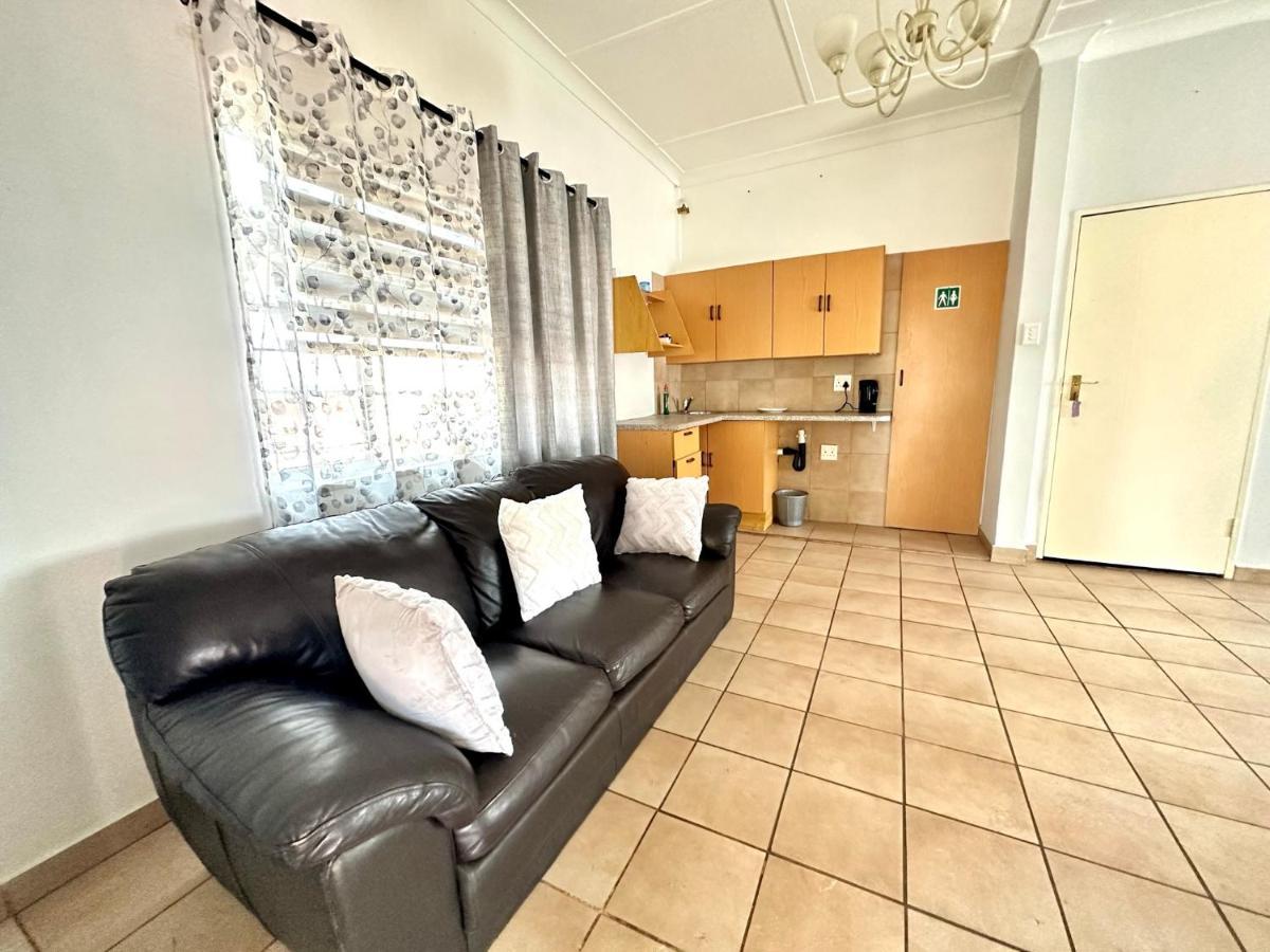 Blue Lantern Bed And Breakfast Kempton Park Exterior foto